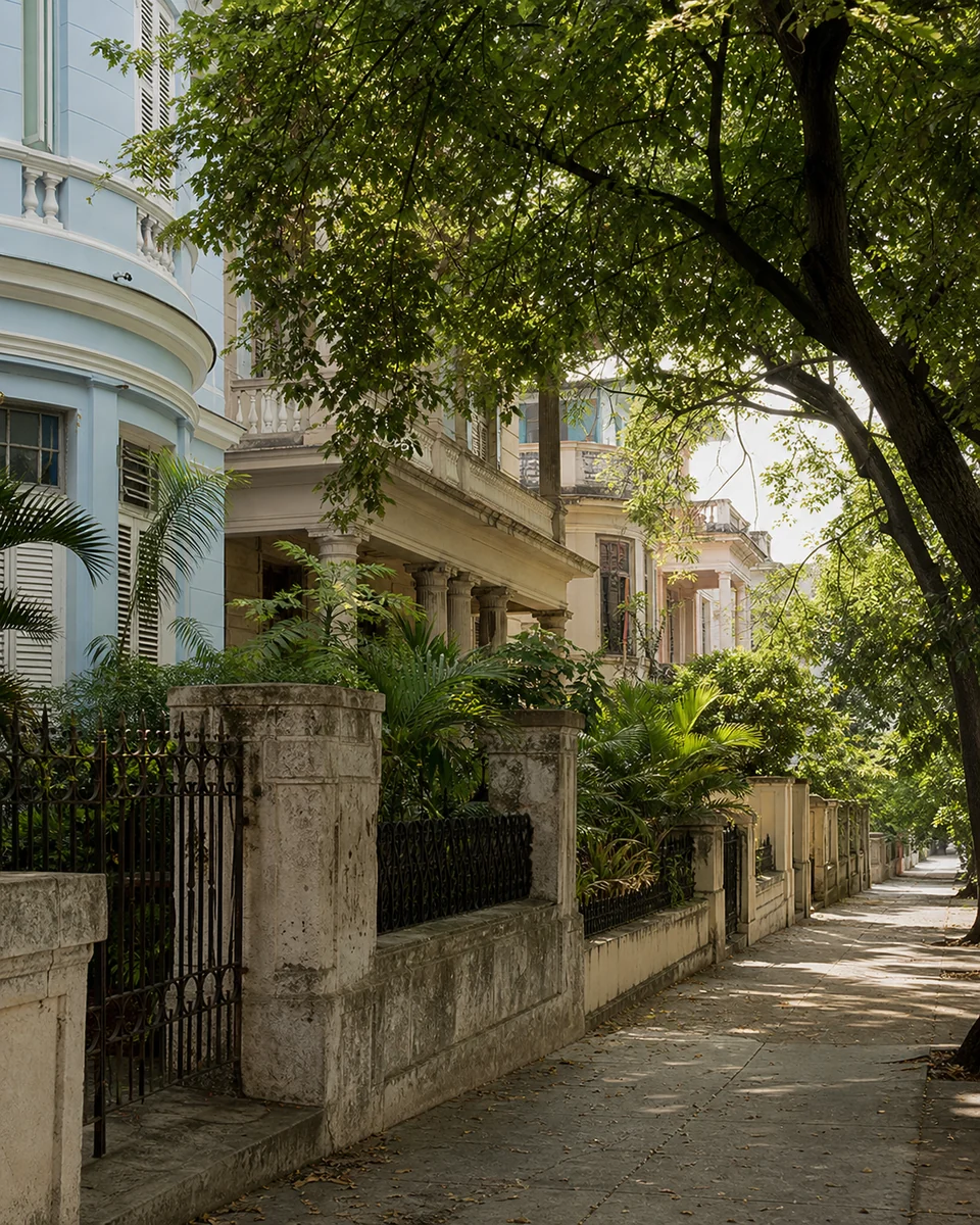 Calle residencial arbolada inspirada en El Vedado